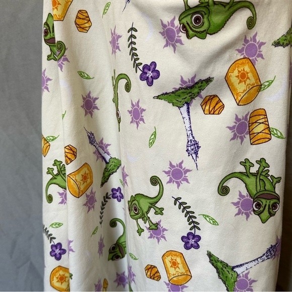 Hot topic Disney wonderland pascal and lanterns. Size 2X NWT - Picture 2 of 3